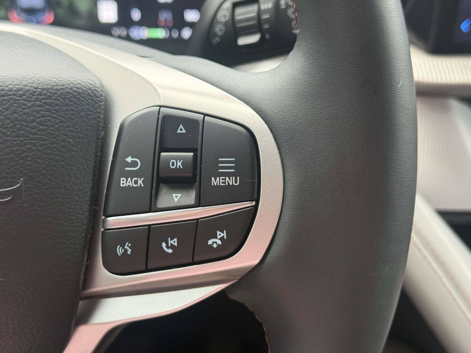 Used 2025 Ford Explorer Active w/ Active Comfort Package RWD image 14