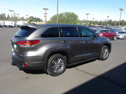 Used 2018 Toyota Highlander XLE AWD/4WD image 5