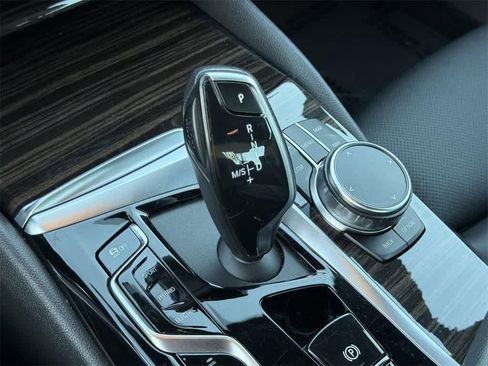 Used 2023 BMW 530e xDrive image 18