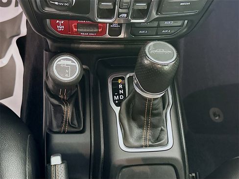 Used 2023 Jeep Gladiator Mojave w/ Cold Weather Group image 17