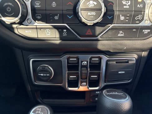 Used 2025 Jeep Gladiator Sport image 13