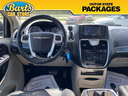 Used 2015 Chrysler Town & Country Limited Platinum FWD image 18