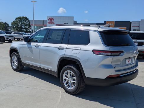 New 2026 Jeep Grand Cherokee L Laredo RWD image 3