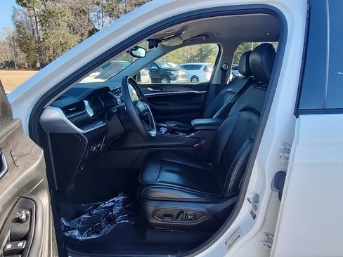 Used 2023 Jeep Grand Cherokee L Limited w/ Black Appearance Package image 32