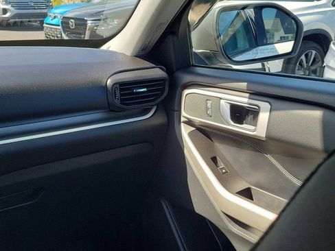 Used 2021 Ford Explorer XLT image 4