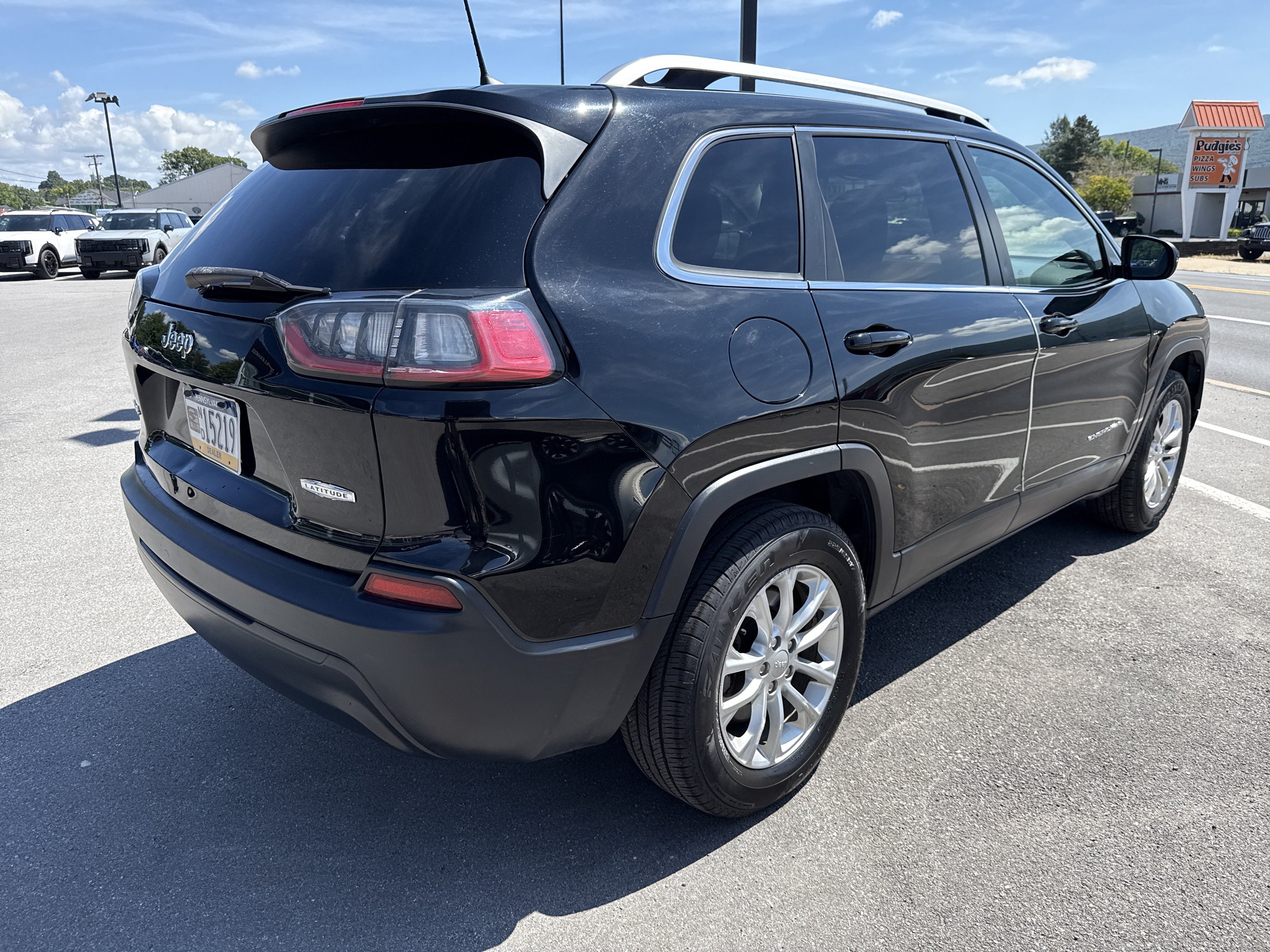 Used 2019 Jeep Cherokee Latitude w/ Popular Appearance Group AWD/4WD image 3