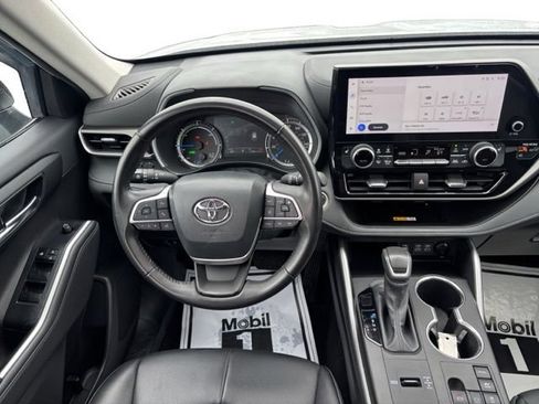 Used 2024 Toyota Highlander XLE AWD/4WD image 14