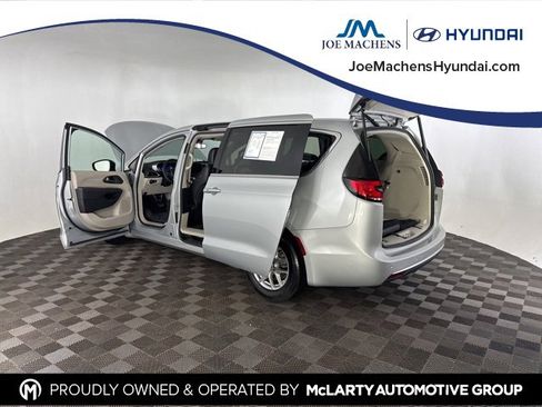 Used 2024 Chrysler Pacifica Touring-L image 19