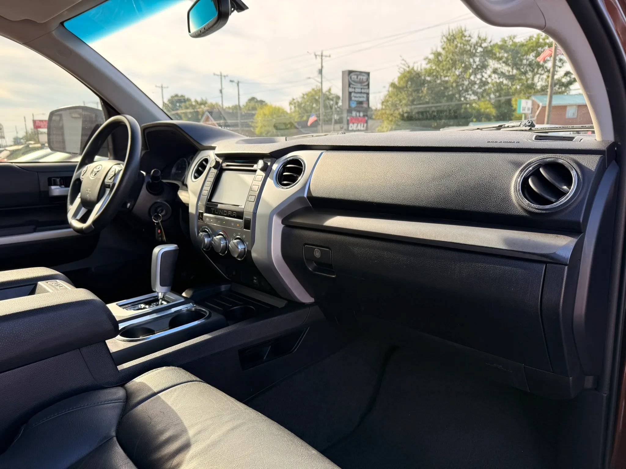 Used 2017 Toyota Tundra SR5 w/ SR5 Upgrade Package RWD image 30