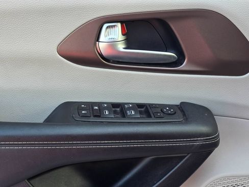 Used 2023 Chrysler Voyager LX FWD image 9