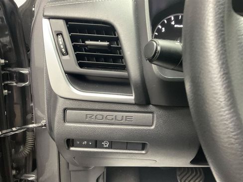 Used 2024 Nissan Rogue S FWD image 11