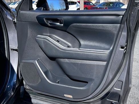 Used 2021 Toyota Highlander XLE image 23