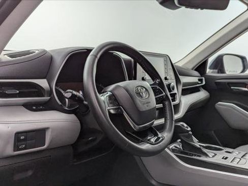 Used 2021 Toyota Highlander XLE image 23