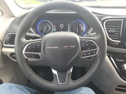 Used 2023 Chrysler Pacifica Touring-L FWD image 42