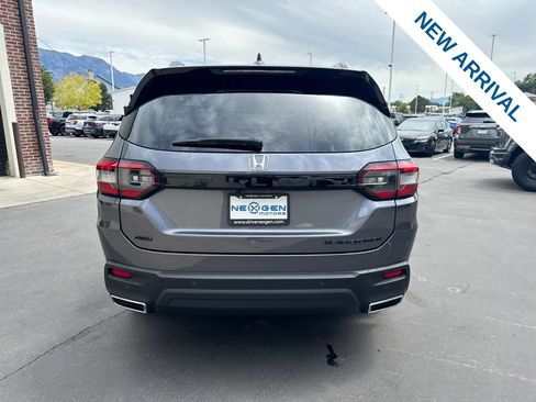 Used 2025 Honda Pilot Black Edition image 6