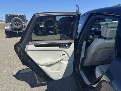 Used 2017 Porsche Macan S image 32