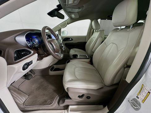 Used 2021 Chrysler Pacifica Touring-L image 13