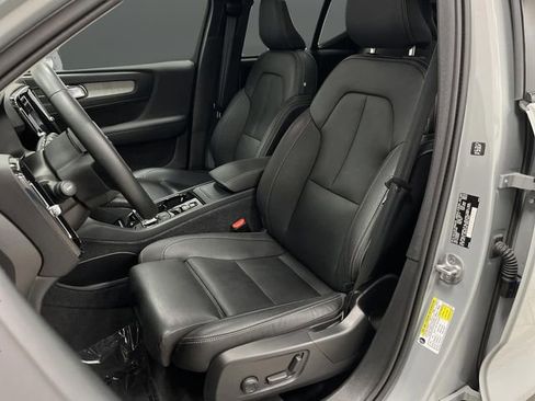 Used 2024 Volvo XC40 B5 Plus image 4