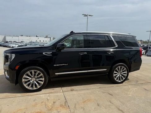 Used 2021 GMC Yukon Denali w/ Denali Premium Package image 3