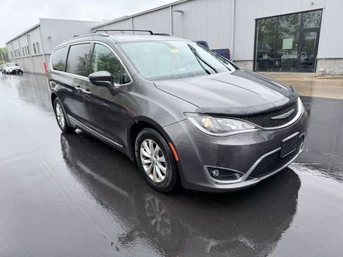Used 2017 Chrysler Pacifica Touring-L FWD image 4