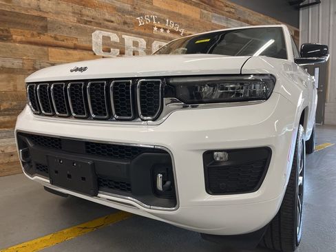 Used 2022 Jeep Grand Cherokee Overland w/ Luxury Tech Group IV AWD/4WD image 10