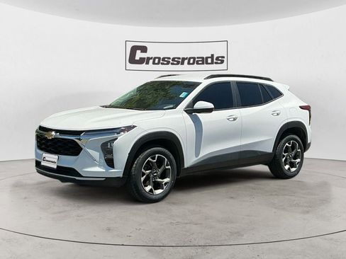 Used 2024 Chevrolet Trax LT w/ Driver Confidence Package FWD image 1
