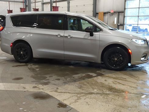 Used 2024 Chrysler Pacifica Touring-L FWD image 2