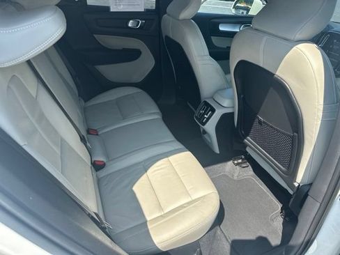 Used 2022 Volvo XC40 T4 Momentum FWD image 18