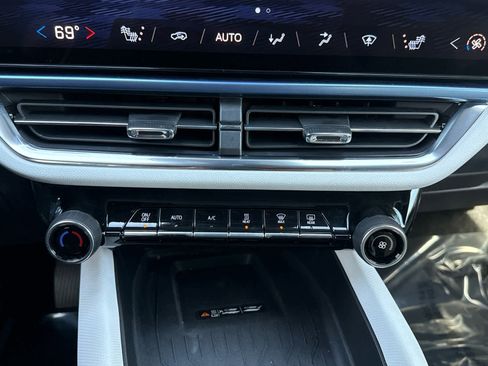 Used 2025 Chevrolet Equinox EV LT image 19