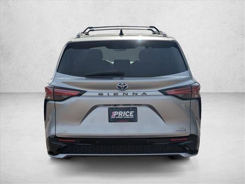 Used 2022 Toyota Sienna XSE image 7