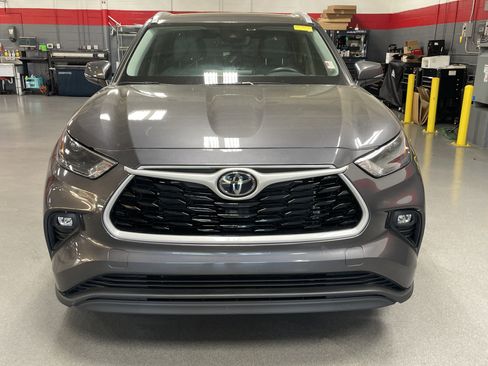 Used 2024 Toyota Highlander XLE image 3