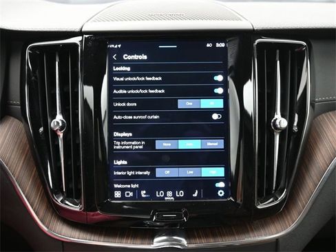 Used 2022 Volvo XC60 B5 Inscription w/ Climate Package image 18