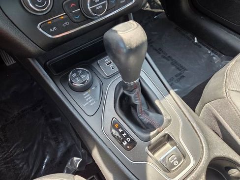 Certified 2019 Jeep Cherokee Trailhawk AWD/4WD image 30