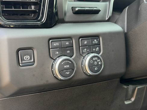 Used 2025 GMC Sierra 2500 AT4 w/ Technology Package AWD/4WD image 18