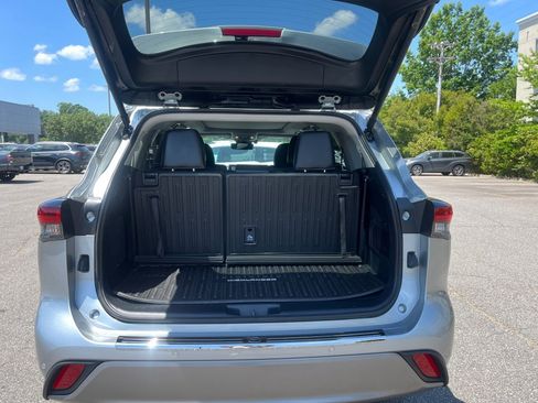 Certified 2024 Toyota Highlander Platinum FWD image 17
