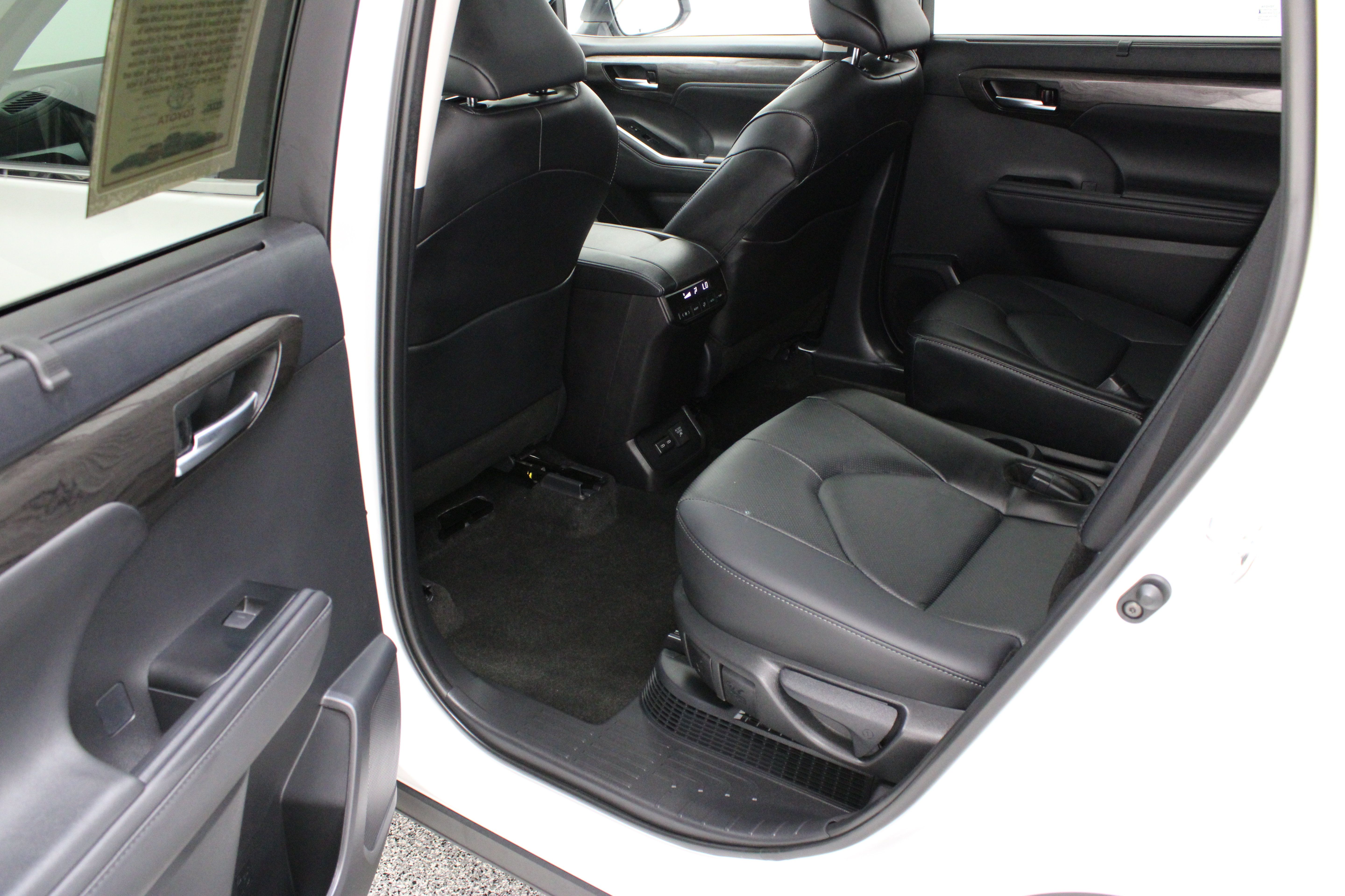 Used 2026 Toyota Highlander Limited AWD/4WD image 29