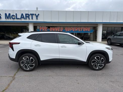 Used 2025 Chevrolet Trax RS w/ Driver Confidence Package FWD image 3