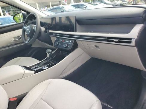 Certified 2025 Hyundai Tucson SE image 13