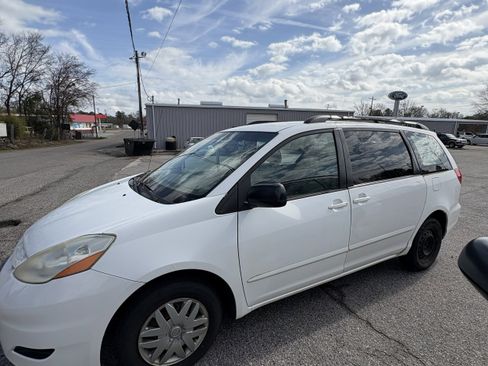 Used 2008 Toyota Sienna CE image 2
