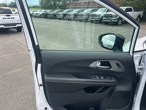 New 2027 Chrysler Pacifica Select FWD image 19
