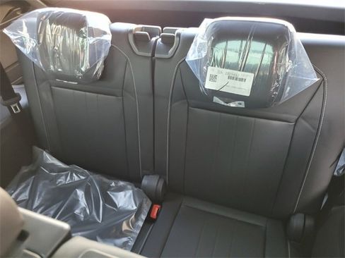 Used 2023 Volkswagen Tiguan SE R-Line image 8