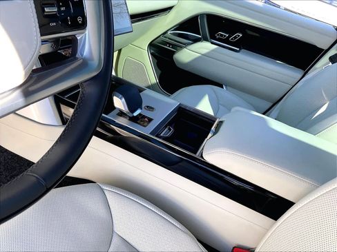 Used 2025 Land Rover Range Rover Long Wheelbase SE image 19