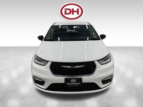 Used 2024 Chrysler Pacifica Touring-L image 8