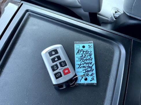 Used 2019 Toyota Sienna Limited Premium w/ Carpet Mat Package AWD/4WD image 21
