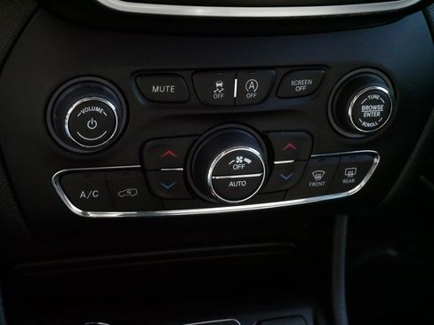 Used 2019 Jeep Cherokee Trailhawk w/ Cold Weather Group image 25