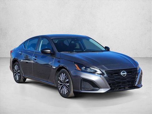 Used 2024 Nissan Altima 2.5 SV image 3