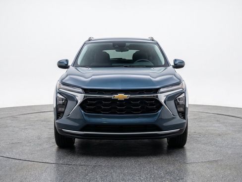 Used 2025 Chevrolet Trax LT w/ LT Convenience Package FWD image 2