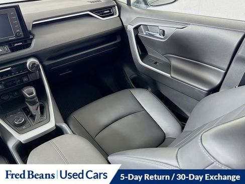 Used 2022 Toyota RAV4 XLE Premium image 23