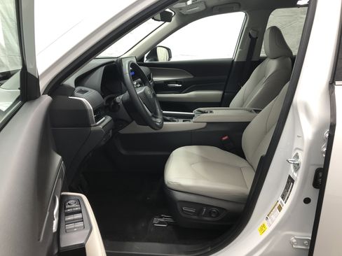 Used 2024 Toyota Grand Highlander XLE image 14