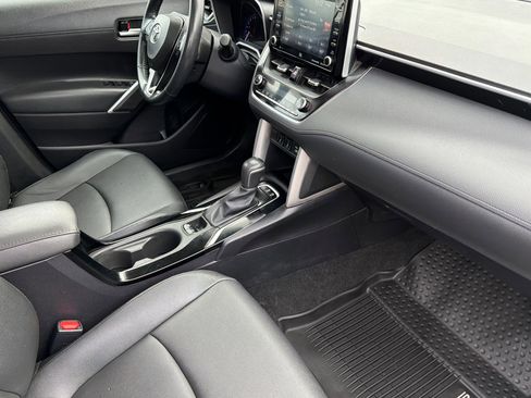Used 2022 Toyota Corolla Cross XLE image 16